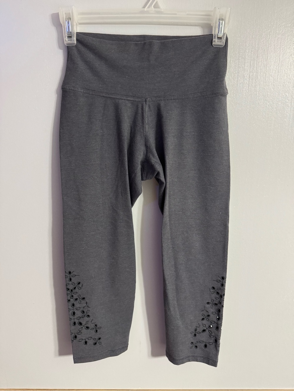 Old Navy Gray Active Balance Legging Go Dry with Eyelet Prints Hem Size Small